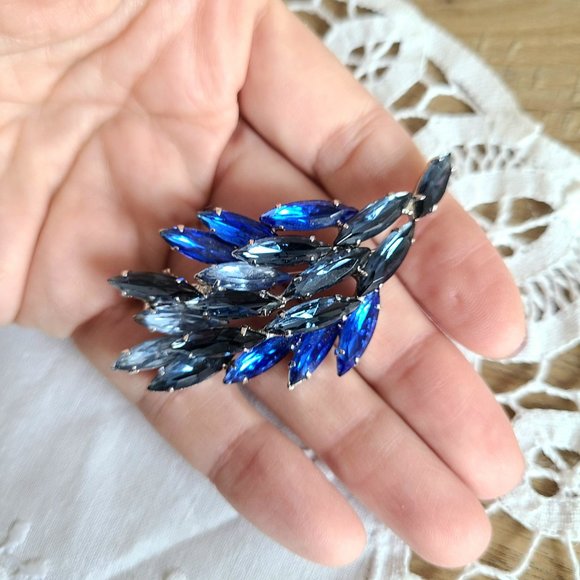 Vintage Juliana (?) silver tone brooch with 3 shades of blue rhinestones. - Picture 1 of 5